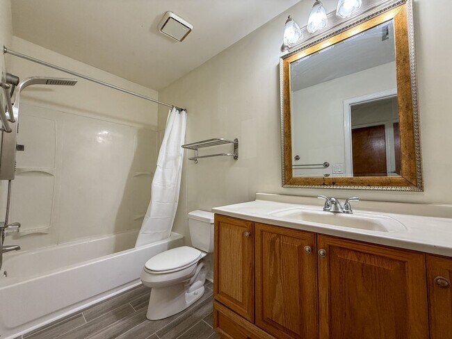Building Photo - 1035 Peakview Dr