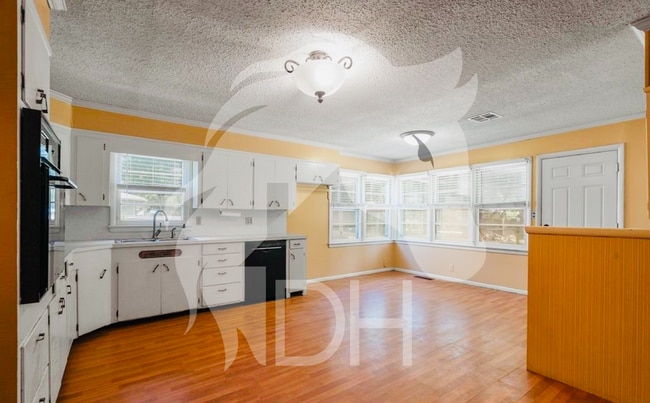 Building Photo - "Charming 3-Bedroom Oasis with 2 Full Baths in the Heart of Vinita!"