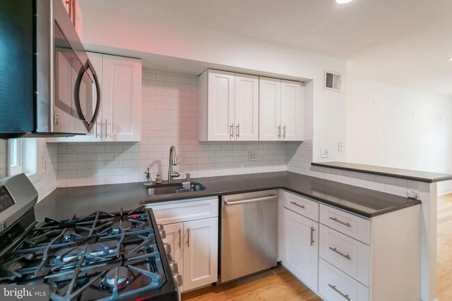 Building Photo - 2107 Clymer St