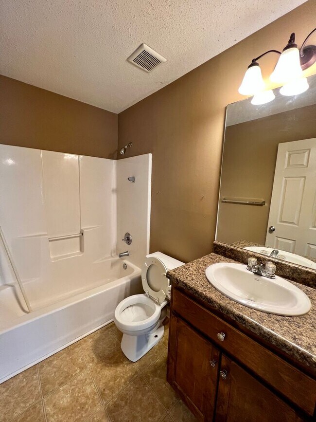 Building Photo - Home in Cottondale! Available to View Now!!!