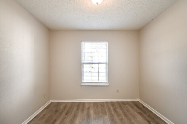 Building Photo - 526 Florence Dr