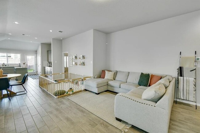 Building Photo - 121 Crescent St