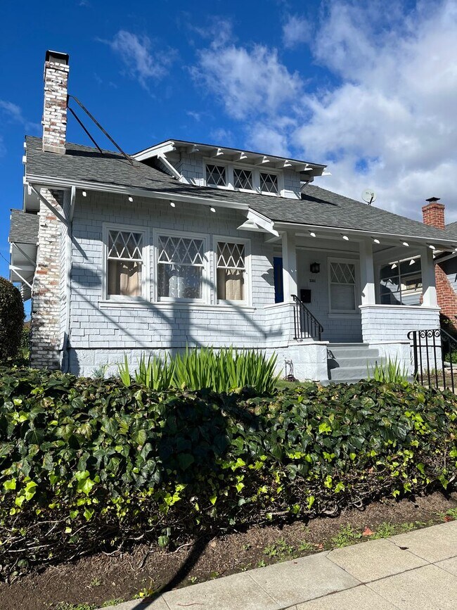 Building Photo - Beautiful Centrally Located Rockridge Craf...