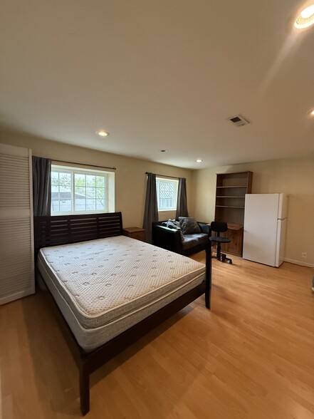 Primary Photo - 2700 Ortega St