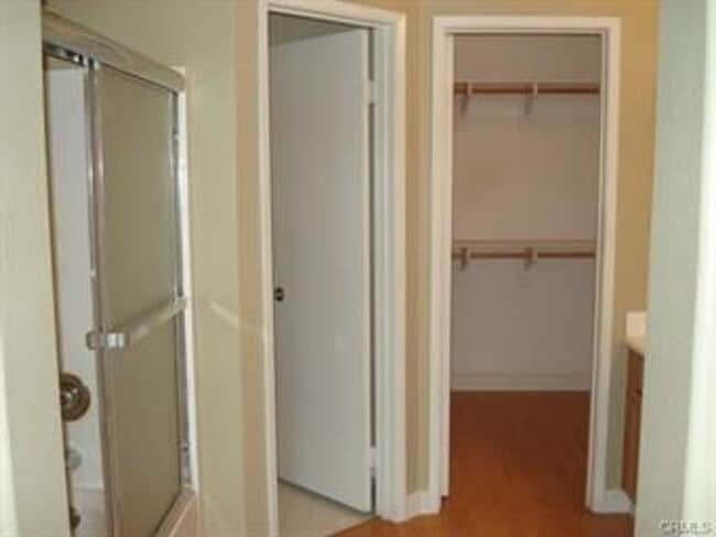Building Photo - 3 Bedroom 2.5 Bath Condo in Gated Communit...