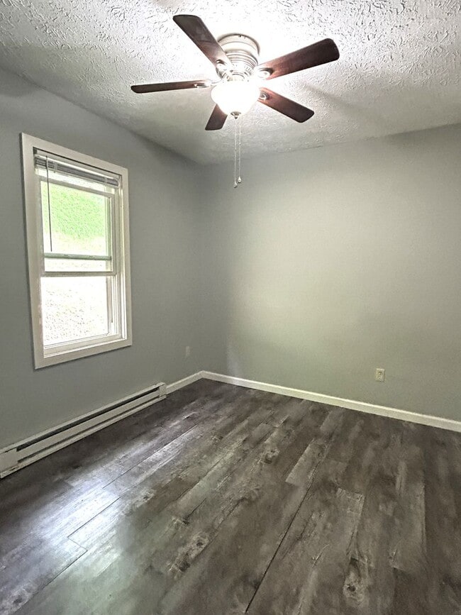 Building Photo - Three-Bedroom Upper Duplex Near Downtown B...