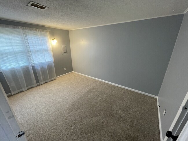 Building Photo - Woodward Duplex
