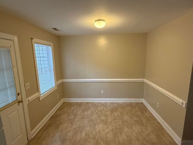 Building Photo - 3 Bedroom with 2 Full Baths and Large Yard