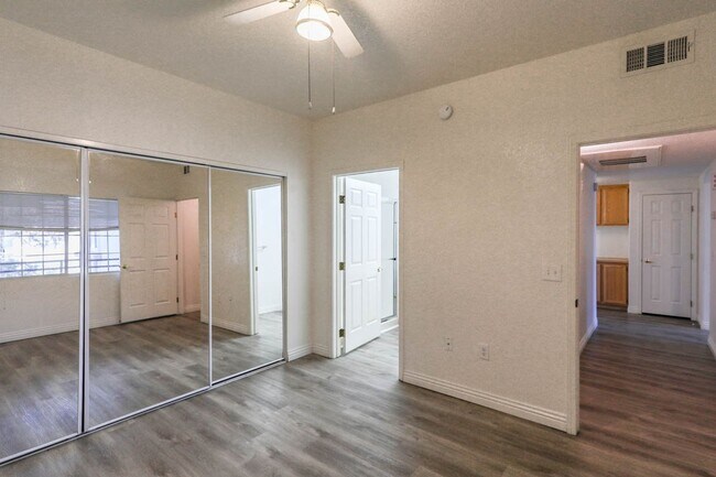 Building Photo - 2 Bedroom 2nd Floor West Vegas Condo