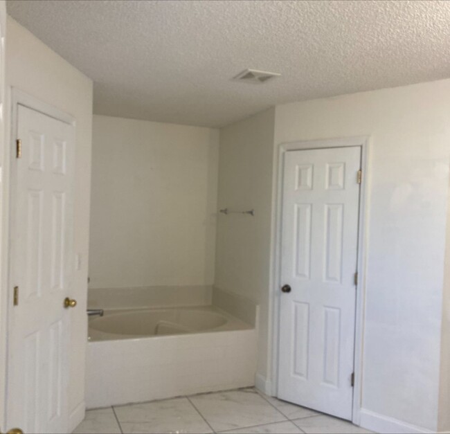 Building Photo - Deltona - 4 Bedroom, 2 Bathroom -  $2,195.00