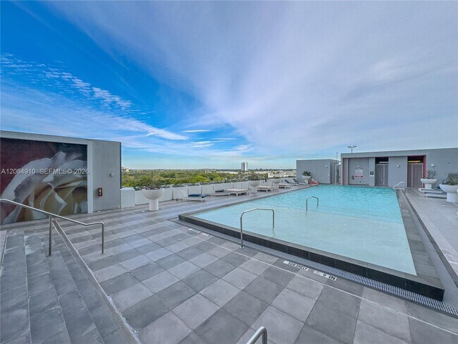 Building Photo - 2000 Metropica Wy