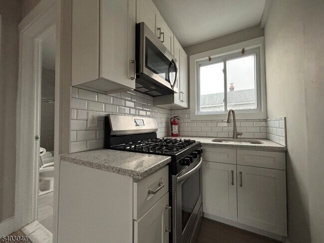 Building Photo - 355 River Dr