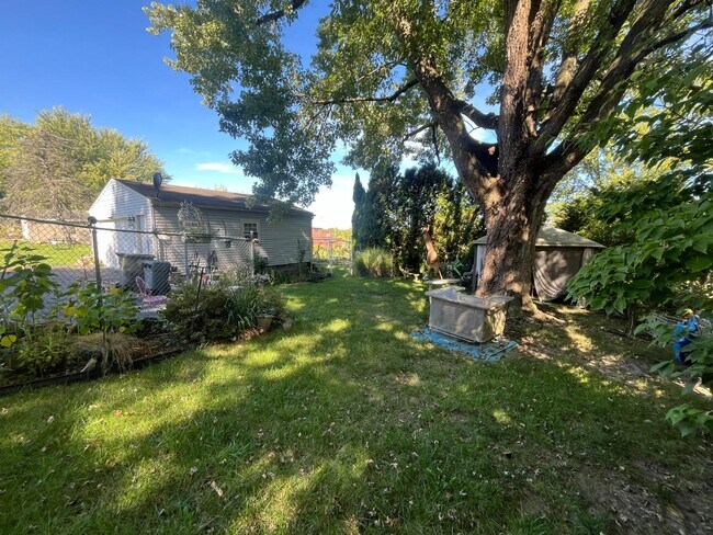 Building Photo - 354 E Indianola Ave