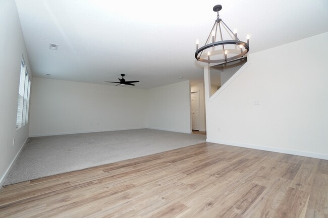 Building Photo - 1512 W Cub River Dr