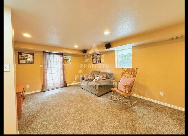 Building Photo - Beautiful Millcreek Home!
