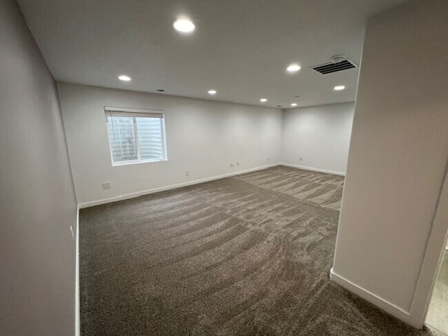 Building Photo - Beautifully Spacious Townhome in Payson, UT  Open house this Saturday 5/9/2026  12-1 pm-  $150 Am...
