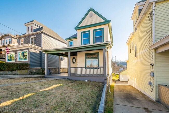 Building Photo - Stunning 3 bedroom home in Carrick available August 1!