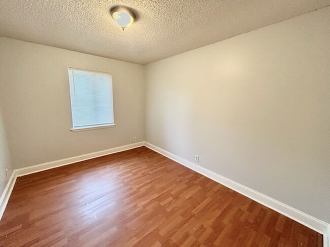 Building Photo - THREE BEDROOM/ONE AND HALF BATH SPACIOUS R...