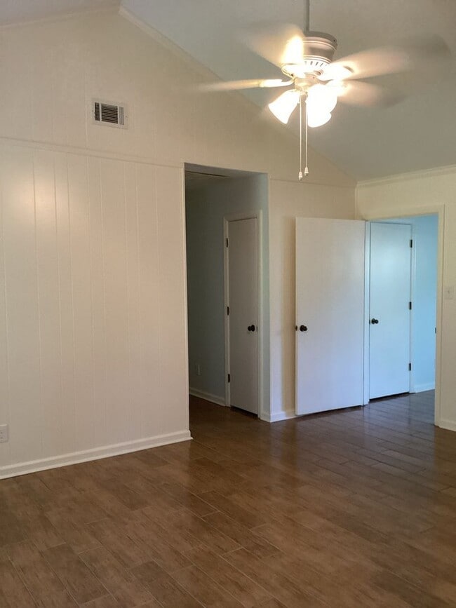Building Photo - Three bedroom, Two Bathroom Single Family ...