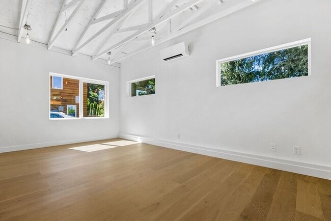 Building Photo - Fresh AIR CONDITIONED Arbor Lane Beauty!