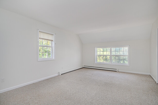 Building Photo - 54 Farview Dr
