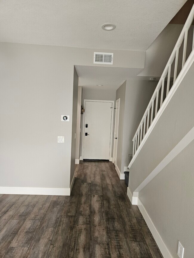 Building Photo - 30902 Club House Dr