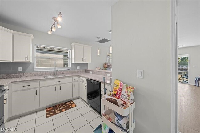 Building Photo - 916 SE 14th Terrace