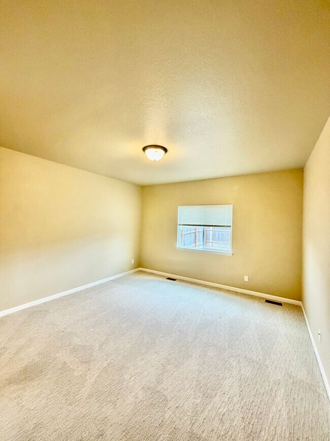 Building Photo - Renovated Milliken Home!