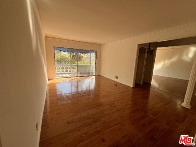 Building Photo - 1323 N Olive Dr