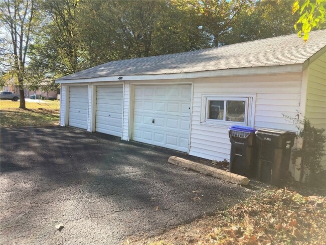 Building Photo - 915 Lindsay Ln