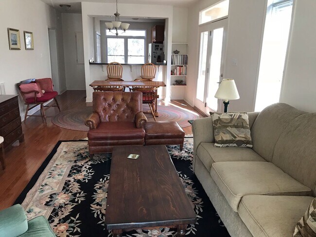 Building Photo - 3BR, 3Ba Villa in Pikes Place  1400 Sq Ft