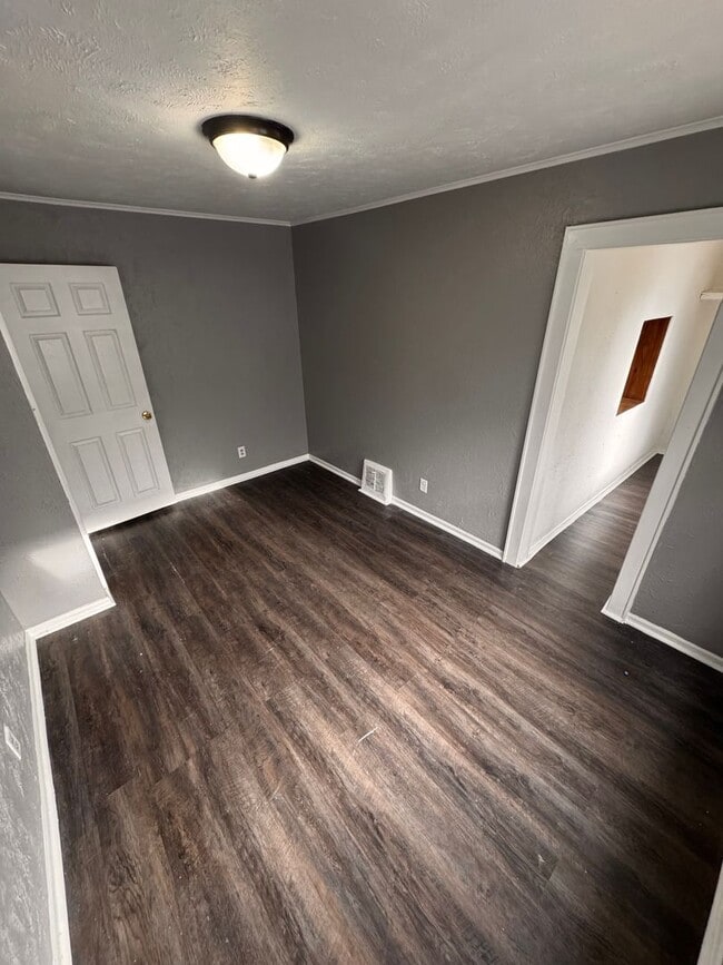 Building Photo - 2 Bedroom with Garage