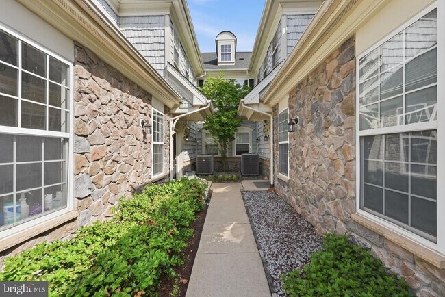 Building Photo - 13940 Greendale Dr
