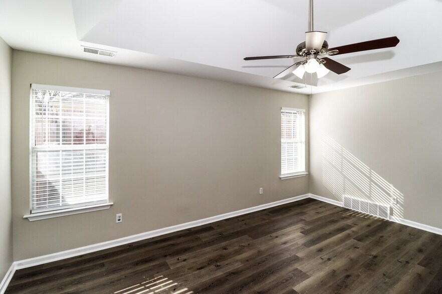 Building Photo - 5560 Mary Ln