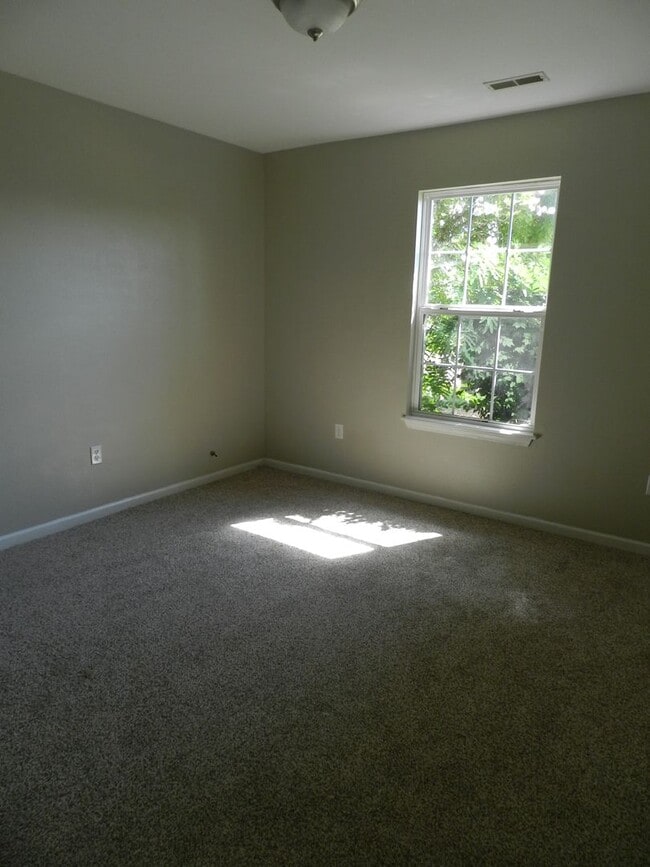 Building Photo - Avaliable April 20th