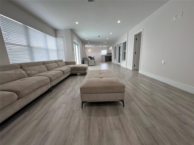 Building Photo - 1405 N 46th Ave