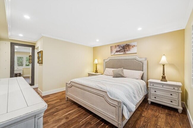 Building Photo - "Spacious 2-Bed, 2-Bath Gem in Prime Bellevue Location - 1455 Sq Ft of Modern Living!"