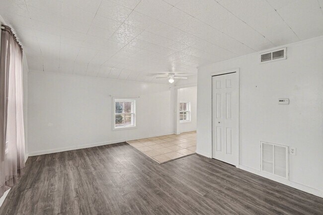 Building Photo - 8009 E Bristol Rd