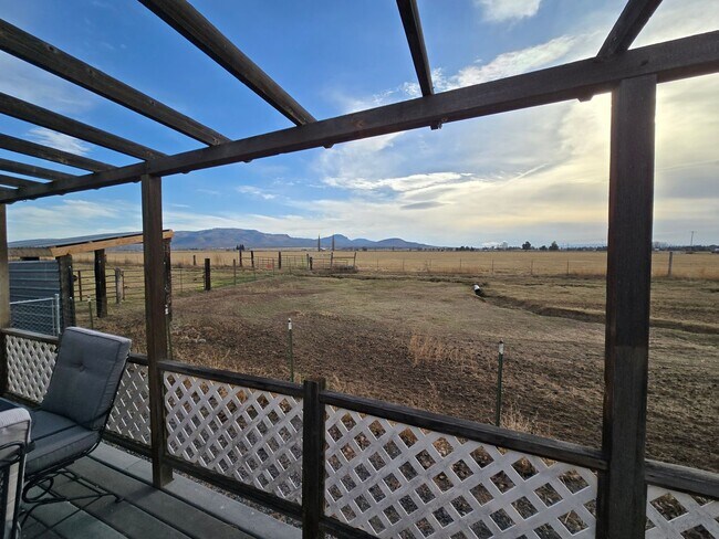 Building Photo - Beautiful Country Home, Powell Butte