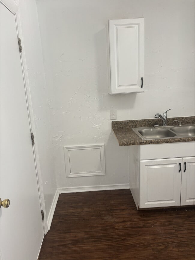 Building Photo - 3049 NE 15th St