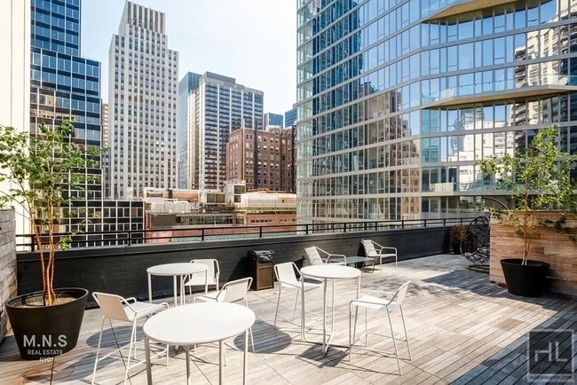 Primary Photo - EAST 44 STREET