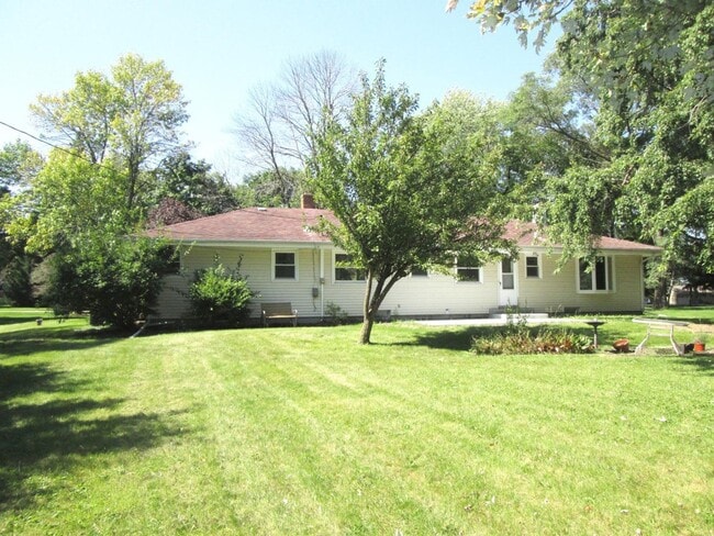Building Photo - Lovely Mequon Ranch Home