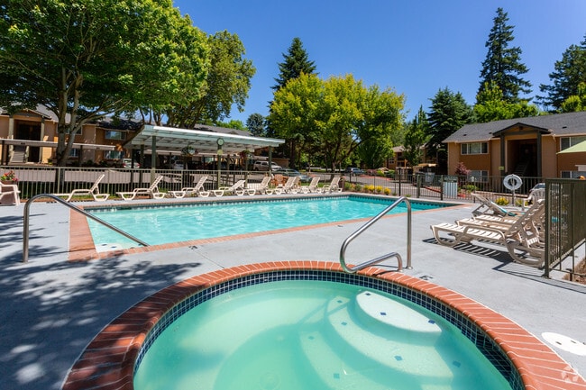 Pool/Hot Tub - Oak Tree Apartments