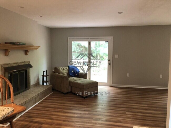 Building Photo - 206 Fairway Cir