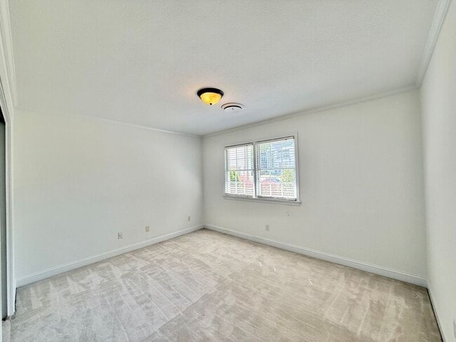 Building Photo - 1402 Hedgelawn Way