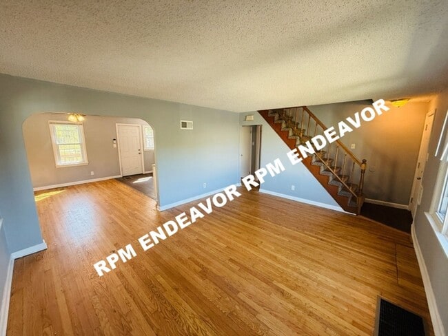 Building Photo - Spacious 4BD/2BA Home with Modern Updates ...
