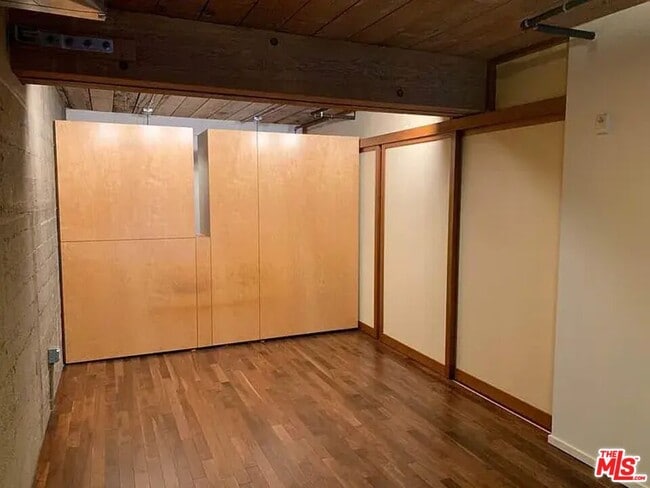 Building Photo - 530 S Hewitt St