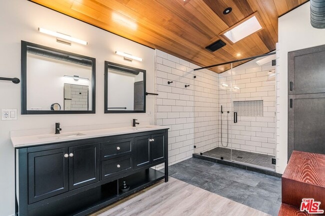 Building Photo - 2308 The Strand