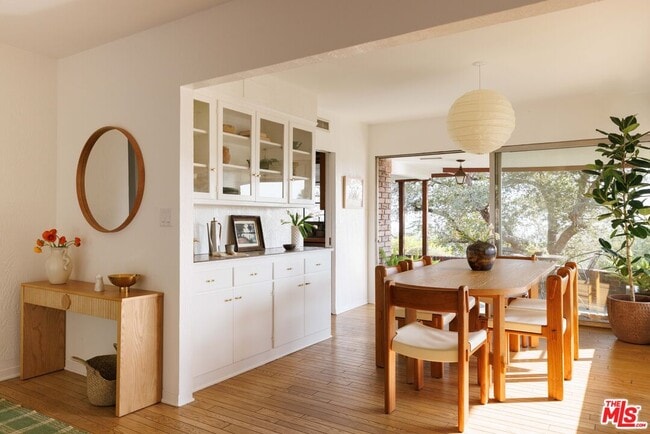 Building Photo - 1575 E Loma Alta Dr