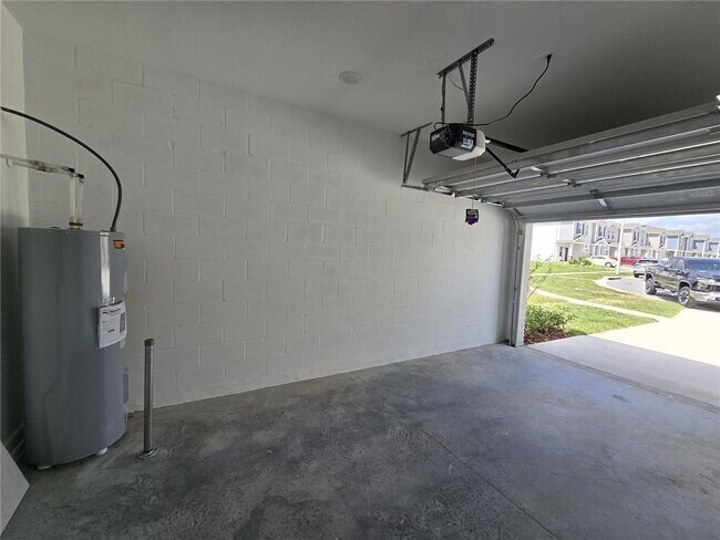 Building Photo - 3062 Chantilly Dr